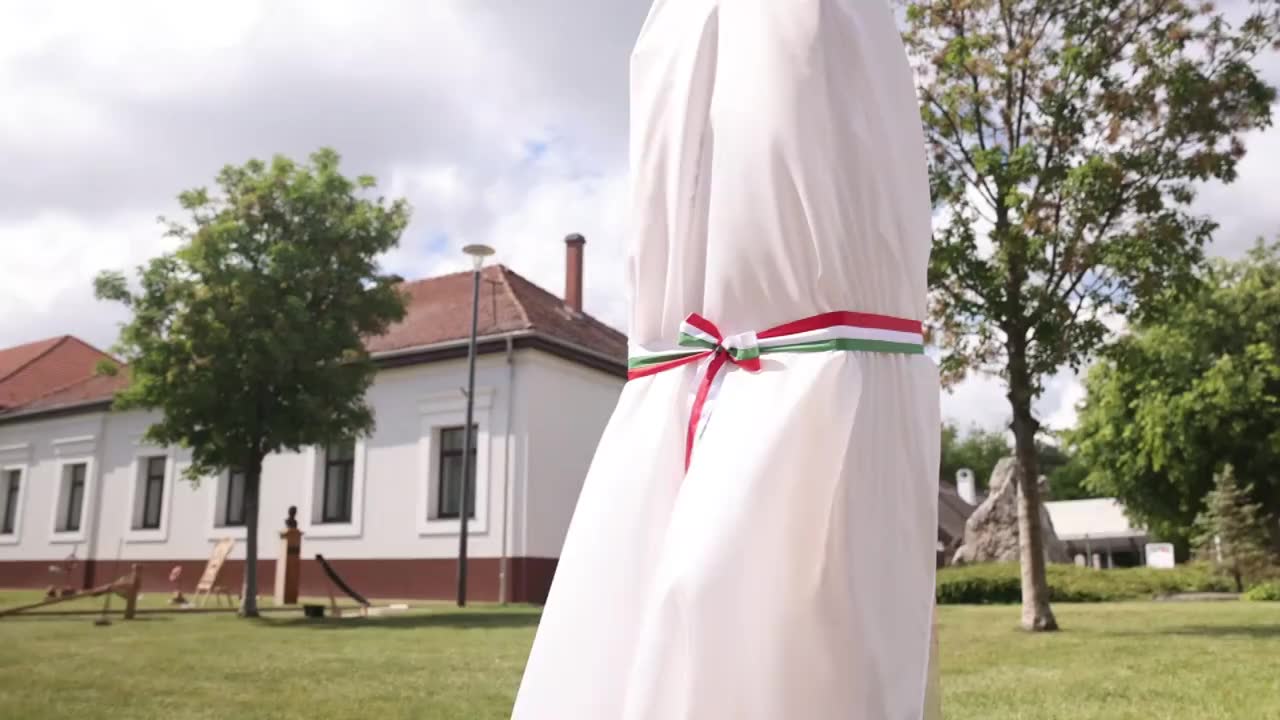 Újabb szoborral bővült a kiskőrösi Petőfi Műfordítói Szoborpark